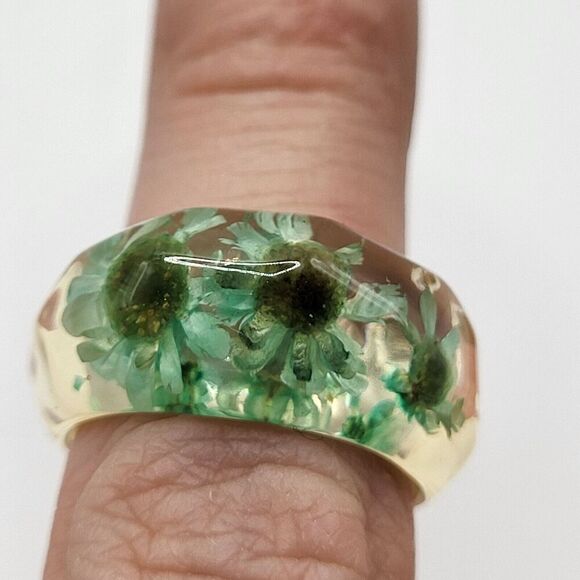 Handmade Daisy Resin Ring Size 6.5 - Picture 1 of 3